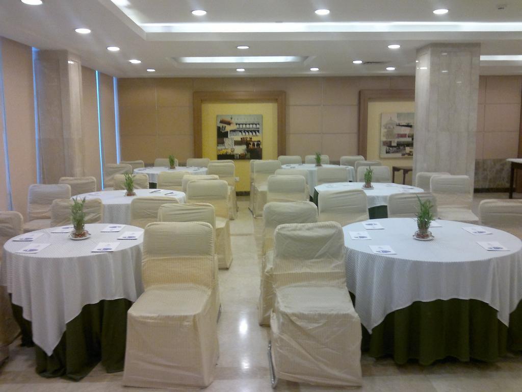 The Janpath Hotel New Delhi Bagian luar foto