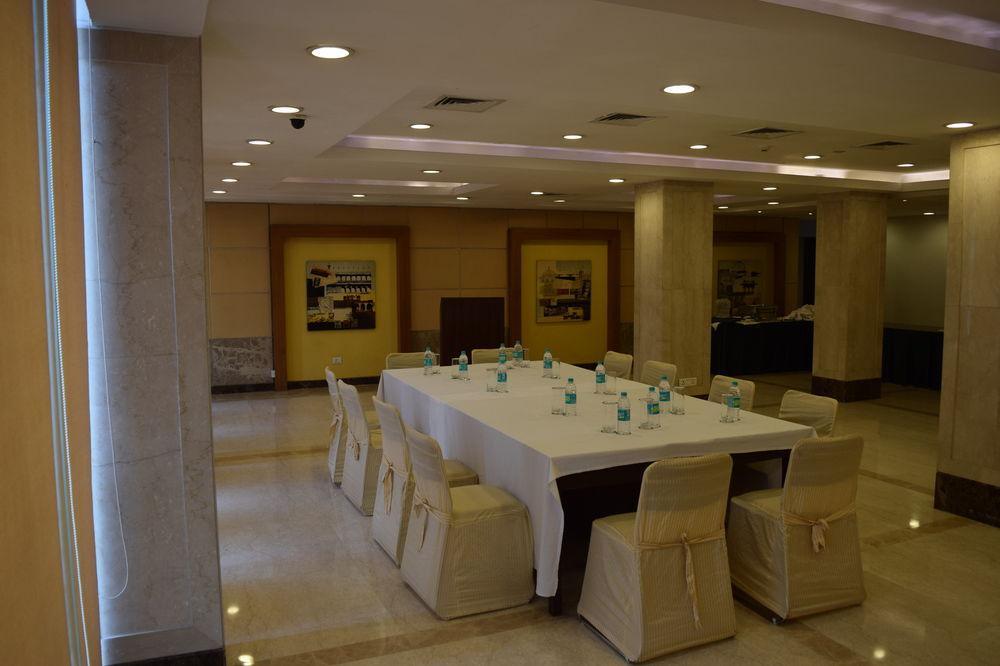 The Janpath Hotel New Delhi Bagian luar foto