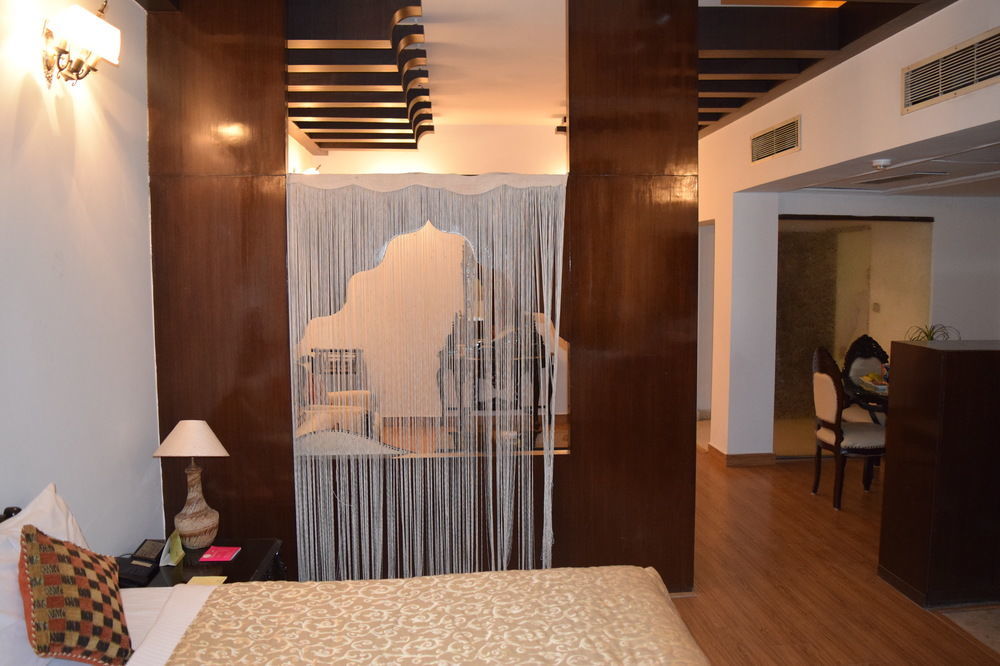 The Janpath Hotel New Delhi Bagian luar foto